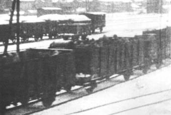 Prisoners being transported in open freight cars, winter 1945 © Fritz Bauer Institute (APMO Collection / Auschwitz-Birkenau State Museum) Prisoners being transported in open freight cars, winter 1945 © Fritz Bauer Institute (APMO Collection / Auschwitz-Birkenau State Museum)